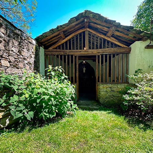 entrada a la capilla casona de alquiler la pousada de boimouro