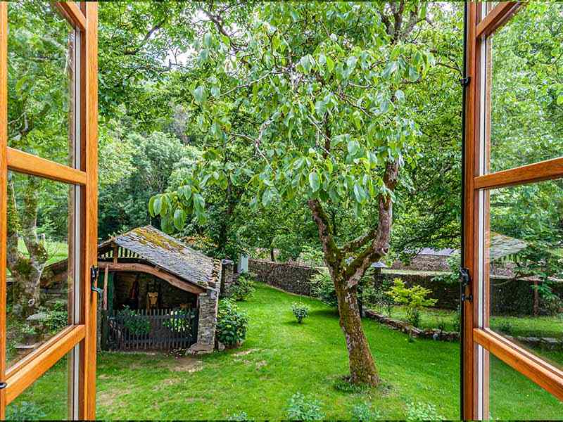 Vista del cabañón desde el interior de la casa